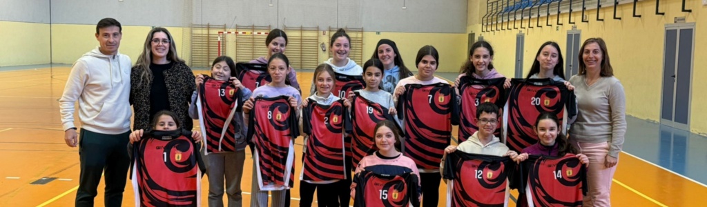 El ayuntamiento entrega nuevas equipaciones a las Escuelas Municipales de voleibol y fútbol 7