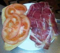 Tostada con jamón y tomate